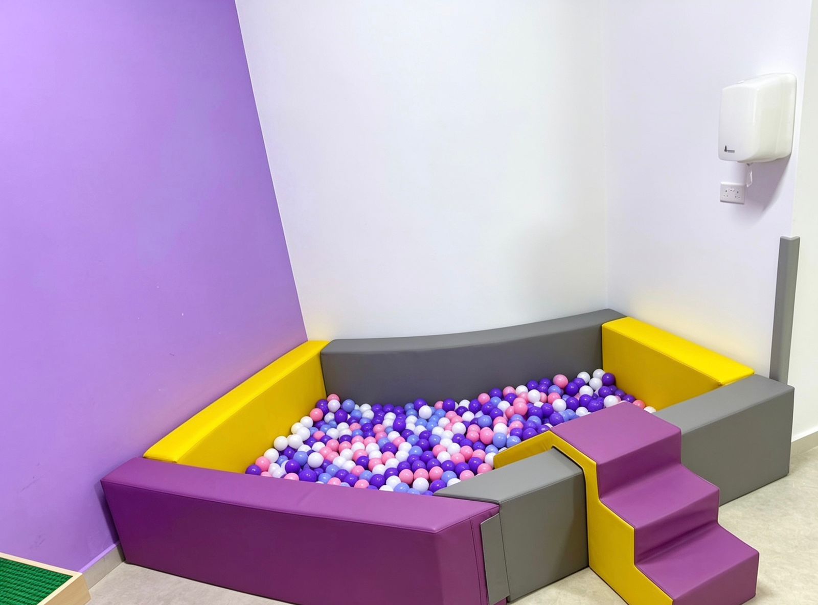 BALLPIT WITH STEP