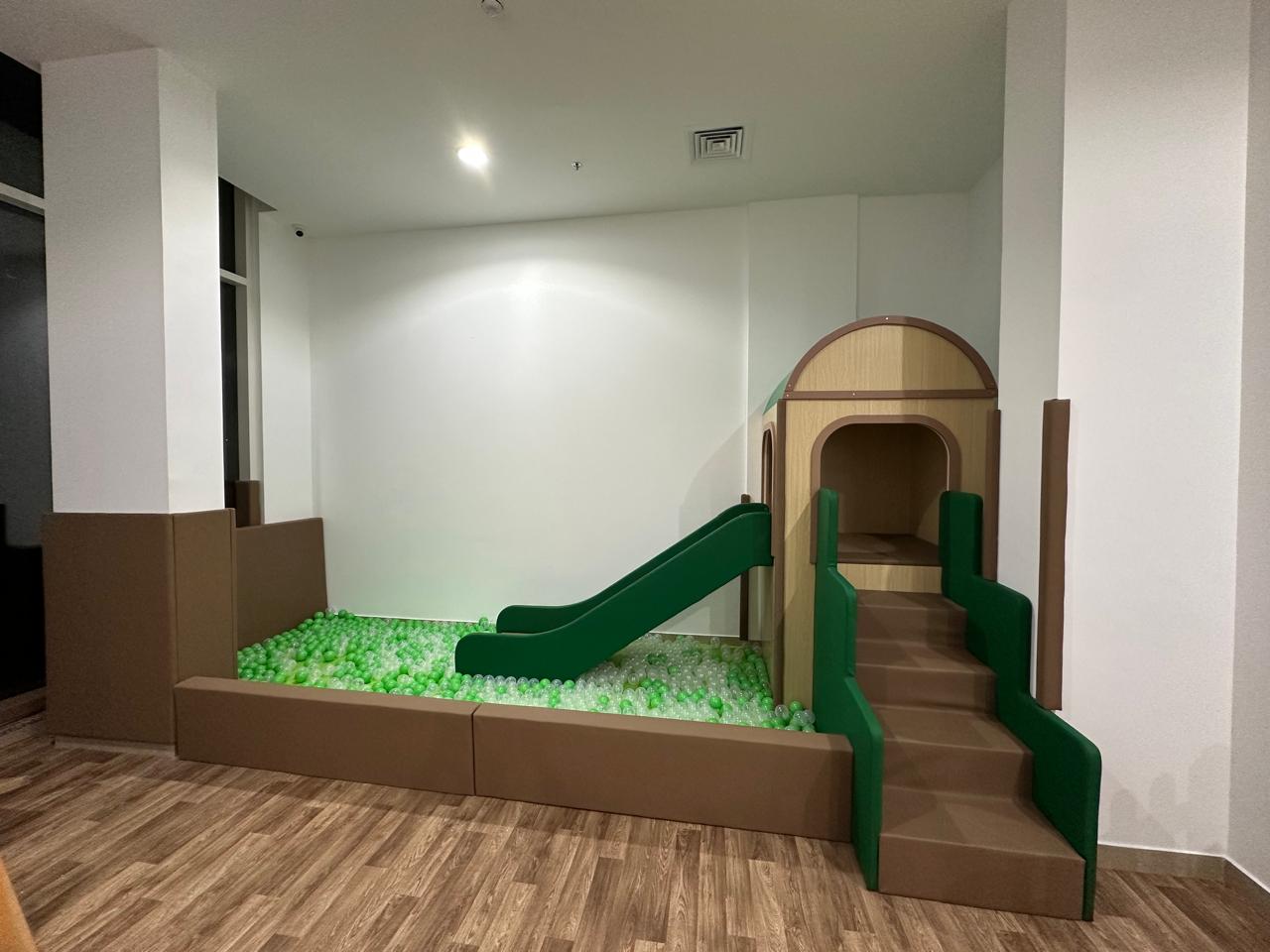 INDOOR PLAYHOUSE WITH SLIDE, STEP & BALLPIT - TYPE 2