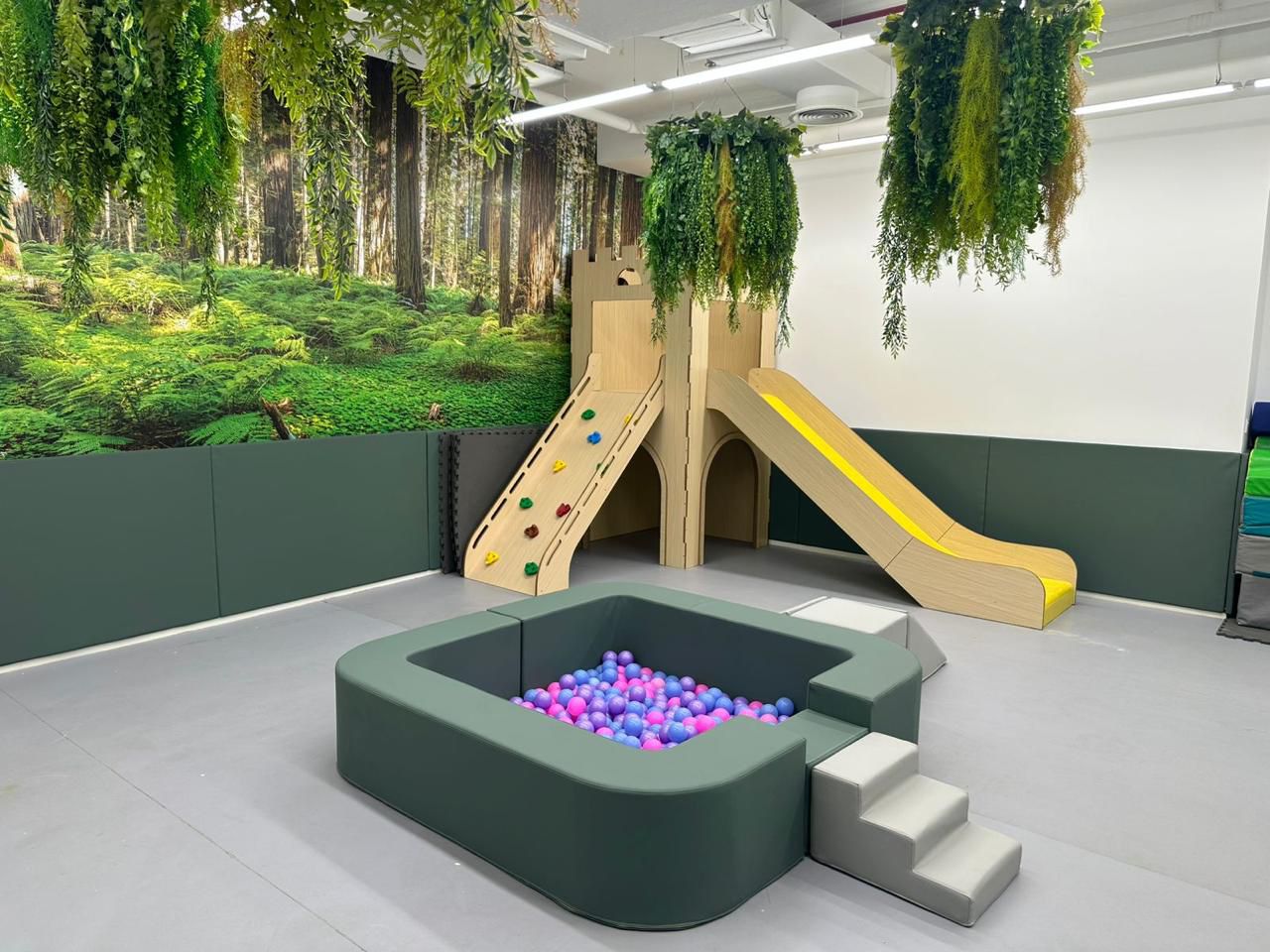 BALL POOL WITH STEP AND SLIDE